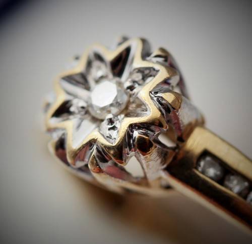 VINTAGE FLORAL DESIGN DIAMOND RING 9CT YELLOW GOLD. *JEWELLER CERTIFIED R 5'210* BIRMINGHAM ASSAY