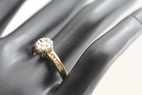 VINTAGE FLORAL DESIGN DIAMOND RING 9CT YELLOW GOLD. *JEWELLER CERTIFIED R 5'210* BIRMINGHAM ASSAY