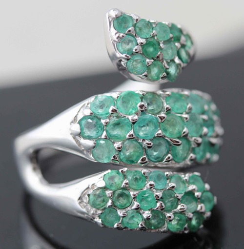 LARGE TRIPLE RIBBON REAL EMERALD STERLING SILVER RING. 925 BRAZILIAN MINED!
