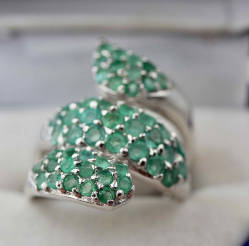 LARGE TRIPLE RIBBON REAL EMERALD STERLING SILVER RING. 925 BRAZILIAN MINED!