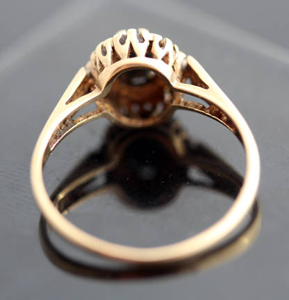 CLASSIC ENGLISH VINTAGE 9CT YELLOW GOLD DARK BLUE 0,38ct SAPPHIRE AND DIAMOND RING. Birmingham Assay