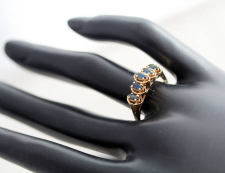 UNUSUAL VINTAGE BEAUTIFUL BRIGHT BLUE SAPPHIRE 10CT YELLOW GOLD RING. STUNNING DECORATIVE DETAIL!