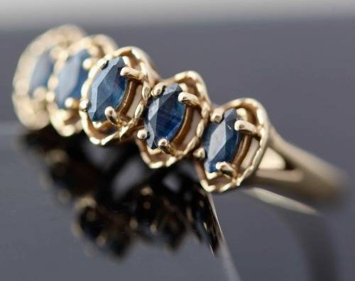 UNUSUAL VINTAGE BEAUTIFUL BRIGHT BLUE SAPPHIRE 10CT YELLOW GOLD RING. STUNNING DECORATIVE DETAIL!