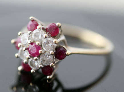 SHOWY VINTAGE CLUSTER RED SPINEL AND CUBIC ZIRCONIA 9CT YELLOW GOLD RING - BEAUTIFUL COLOUR CONTRAST