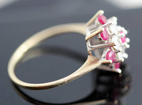 SHOWY VINTAGE CLUSTER RED SPINEL AND CUBIC ZIRCONIA 9CT YELLOW GOLD RING - BEAUTIFUL COLOUR CONTRAST