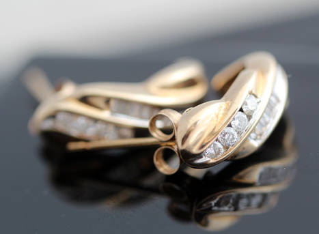 VINTAGE DIAMOND AND 9CT YELLOW GOLD EARRINGS. MODERN TWISTED DESIGN BAGUETTE & ROUND CUT. HALLMARKED