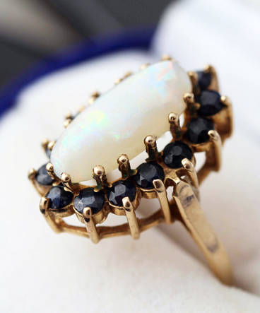 SENSATIONAL VINTAGE 42 yr-old OPAL & SAPPHIRE 9CT YELLOW GOLD RING *JEWELLER CERTIFICATE R15'000*