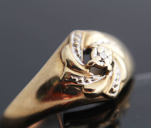 VINTAGE DIAMOND 9CT YELLOW GOLD RING. INTRICATE DESIGN. *JEWELLER CERTIFIED R4890*