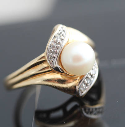 HUBERTUS VON SKAL VINTAGE CULTURED PEARL, DIAMOND YELLOW 10ct GOLD RING JEWELLER CERTIFICATE R7'800