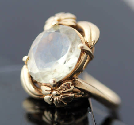 UNUSUAL VINTAGE SOLITAIRE CITRINE 9CT YELLOW GOLD RING. FLORAL DETAIL. BIRMINGHAM ASSAY.