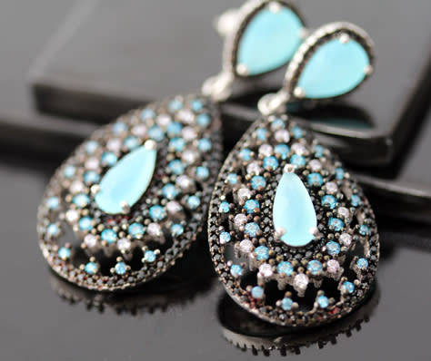 STRIKING MODERN BLUE CHALCEDONY STERLING SILVER DROP AND DANGLE EARRINGS.925