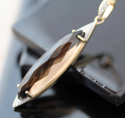 UNUSUAL MARQUISE SHAPED SMOKY QUARTZ AND DIAMOND 9CT ITALIAN GOLD PENDANT ON 43CM CHAIN. CLASSY.