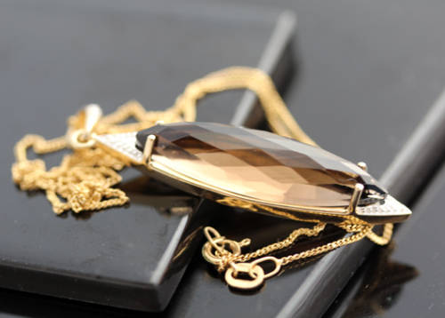 UNUSUAL MARQUISE SHAPED SMOKY QUARTZ AND DIAMOND 9CT ITALIAN GOLD PENDANT ON 43CM CHAIN. CLASSY.