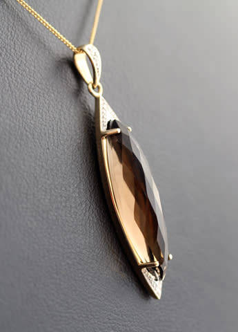 UNUSUAL MARQUISE SHAPED SMOKY QUARTZ AND DIAMOND 9CT ITALIAN GOLD PENDANT ON 43CM CHAIN. CLASSY.