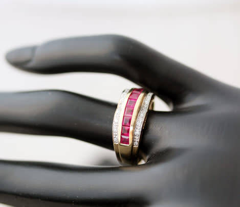 GORGEOUS RUBY AND DIAMOND 9CT YELLOW GOLD RING. *JEWELLER CERTIFIED R14 000*