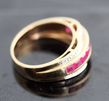 GORGEOUS RUBY AND DIAMOND 9CT YELLOW GOLD RING. *JEWELLER CERTIFIED R14 000*