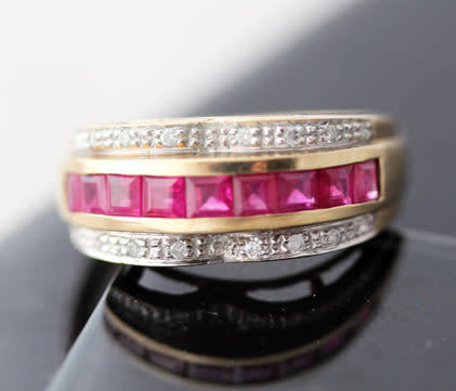 GORGEOUS RUBY AND DIAMOND 9CT YELLOW GOLD RING. *JEWELLER CERTIFIED R14 000*