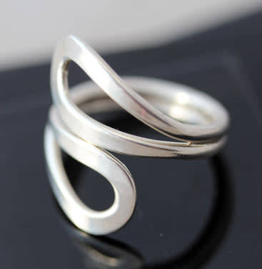 STYLISH SIMPLE DOUBLE STRAND MEXICAN STERLING SILVER DOUBLE LOOP RING. 925. HEAVY!