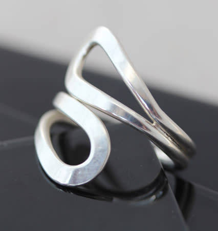 STYLISH SIMPLE DOUBLE STRAND MEXICAN STERLING SILVER DOUBLE LOOP RING. 925. HEAVY!