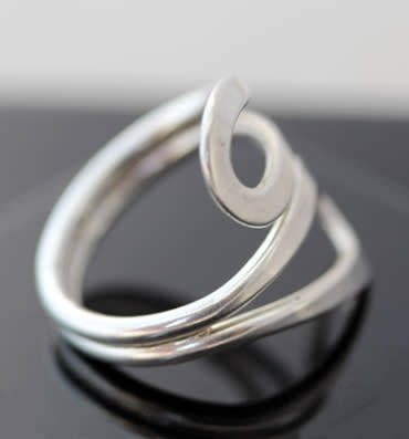 STYLISH SIMPLE DOUBLE STRAND MEXICAN STERLING SILVER DOUBLE LOOP RING. 925. HEAVY!