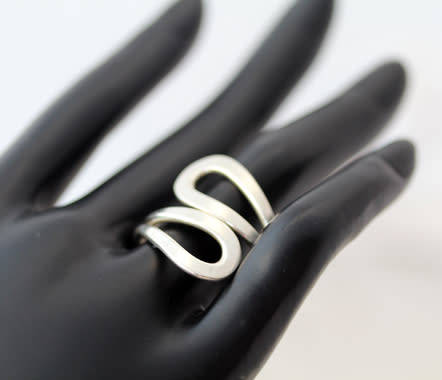 STYLISH SIMPLE DOUBLE STRAND MEXICAN STERLING SILVER DOUBLE LOOP RING. 925. HEAVY!
