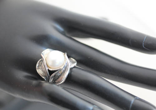 GLAMOROUS LARGE NATURAL PEARL STERLING SILVER ORGANIC DESIGN RING. 925. 'DIDAE' ISRAELI MADE.