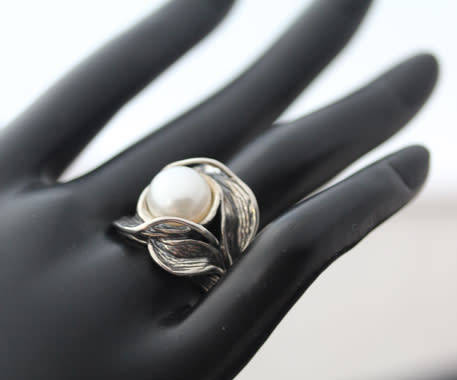 GLAMOROUS LARGE NATURAL PEARL STERLING SILVER ORGANIC DESIGN RING. 925. 'DIDAE' ISRAELI MADE.