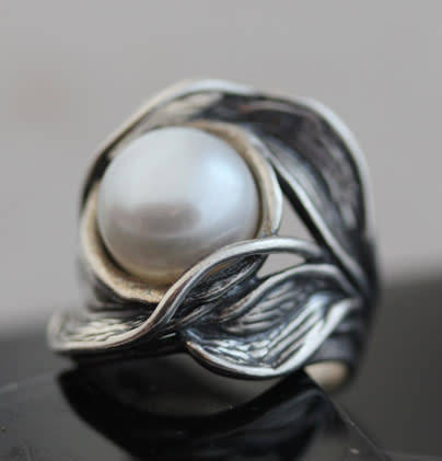GLAMOROUS LARGE NATURAL PEARL STERLING SILVER ORGANIC DESIGN RING. 925. 'DIDAE' ISRAELI MADE.