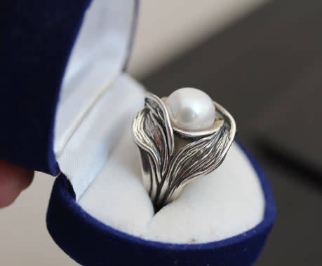 GLAMOROUS LARGE NATURAL PEARL STERLING SILVER ORGANIC DESIGN RING. 925. 'DIDAE' ISRAELI MADE.