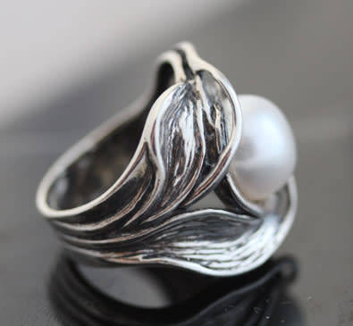 GLAMOROUS LARGE NATURAL PEARL STERLING SILVER ORGANIC DESIGN RING. 925. 'DIDAE' ISRAELI MADE.