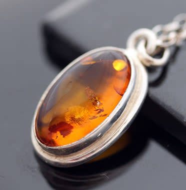 VINTAGE STERLING SILVER AND BALTIC AMBER PENDANT NECKLACE. 925. GOOD WEIGHT 7,18 grams