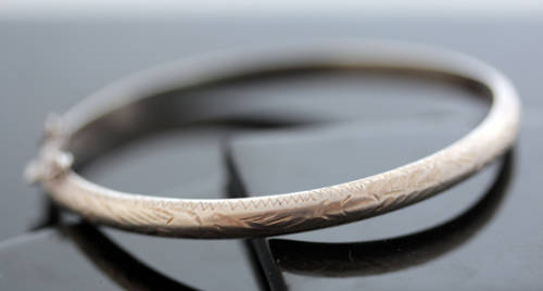 VINTAGE ETCHED DESIGN STERLING SILVER HINGE CLOSE BRACELET WITH SAFETY CHAIN. 925.