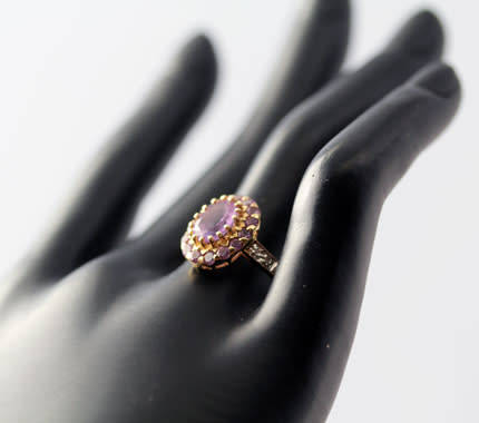 GLAMOROUS VINTAGE AMETHYST 9CT YELLOW GOLD RING. 375. DIAMOND ACCENTS