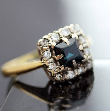 VINTAGE DIAMOND AND SAPPHIRE 18CT YELLOW GOLD AND PLATINUM RING. *JEWELLER VALUATION R10'000*