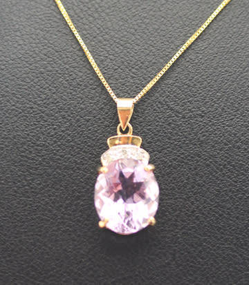 ELEGANT VINTAGE ENGLISH OVAL 4 carat AMETHYST AND DIAMOND 9CT YELLOW GOLD PENDANT AND CHAIN. 375