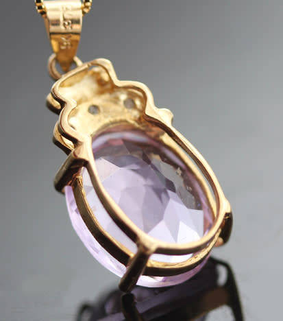 ELEGANT VINTAGE ENGLISH OVAL 4 carat AMETHYST AND DIAMOND 9CT YELLOW GOLD PENDANT AND CHAIN. 375