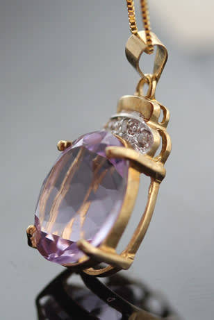 ELEGANT VINTAGE ENGLISH OVAL 4 carat AMETHYST AND DIAMOND 9CT YELLOW GOLD PENDANT AND CHAIN. 375