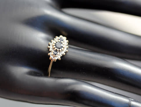 VINTAGE ENGLISH MARQUISE-SHAPED SAPPHIRE AND DIAMOND CLUSTER 9CT YELLOW GOLD RING. 375.