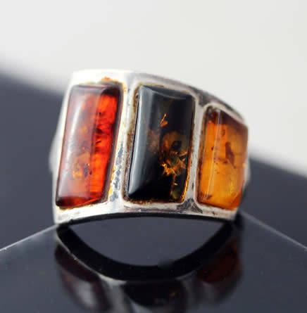 UNUSUAL GEOMETRIC BALTIC AMBER AND STERLING SILVER RING. RED, GREEN AND YELLOW AMBER! 925