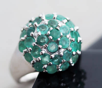 GLAMOROUS NATURAL EMERALD CLUSTER STERLING SILVER RING. 925. LARGE, BOLD! A HEAVY 12,35 grams