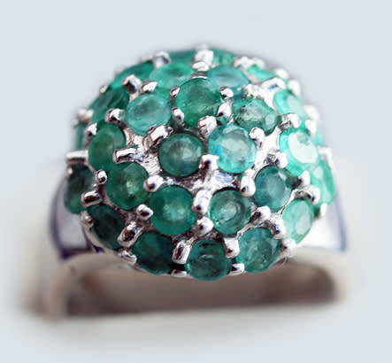 GLAMOROUS NATURAL EMERALD CLUSTER STERLING SILVER RING. 925. LARGE, BOLD! A HEAVY 12,35 grams