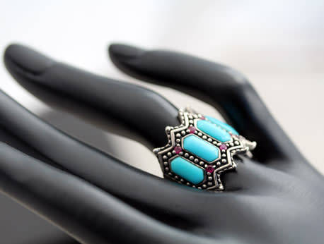 STRIKING VINTAGE PEBBLED TURQUOISE AND RUBY STERLING SILVER RING. 925. LARGE DOMED RING HEAD.
