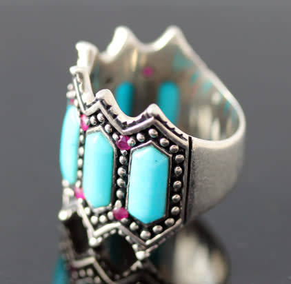 STRIKING VINTAGE PEBBLED TURQUOISE AND RUBY STERLING SILVER RING. 925. LARGE DOMED RING HEAD.