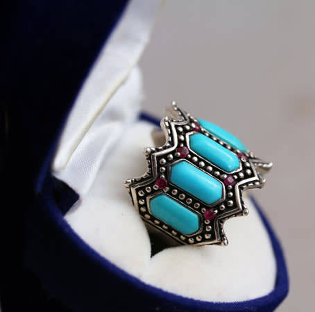 STRIKING VINTAGE PEBBLED TURQUOISE AND RUBY STERLING SILVER RING. 925. LARGE DOMED RING HEAD.