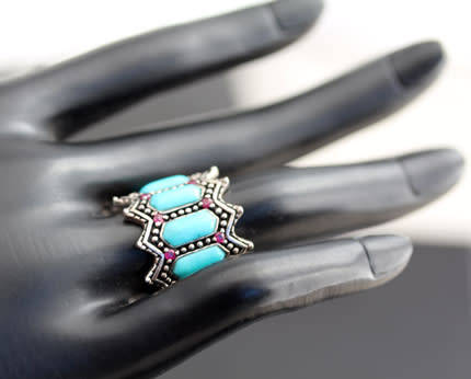 STRIKING VINTAGE PEBBLED TURQUOISE AND RUBY STERLING SILVER RING. 925. LARGE DOMED RING HEAD.