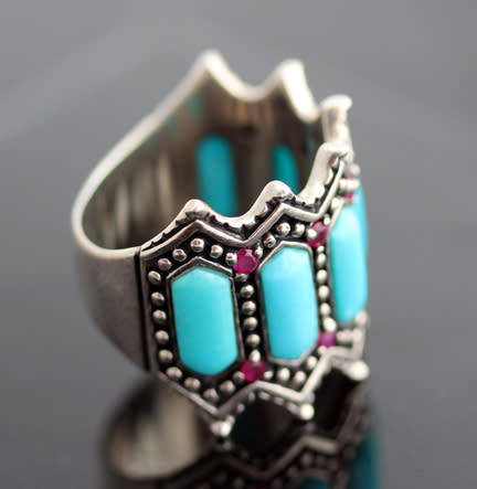 STRIKING VINTAGE PEBBLED TURQUOISE AND RUBY STERLING SILVER RING. 925. LARGE DOMED RING HEAD.