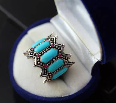STRIKING VINTAGE PEBBLED TURQUOISE AND RUBY STERLING SILVER RING. 925. LARGE DOMED RING HEAD.