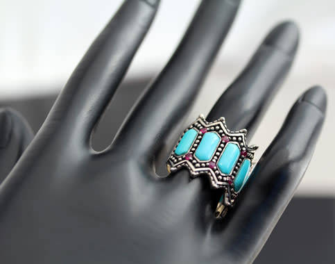 STRIKING VINTAGE PEBBLED TURQUOISE AND RUBY STERLING SILVER RING. 925. LARGE DOMED RING HEAD.