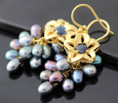 GLAMOROUS SAPPHIRE AND REAL BLACK PEARL GOLD-HUED STERLING SILVER DANGLY EARRINGS. 925
