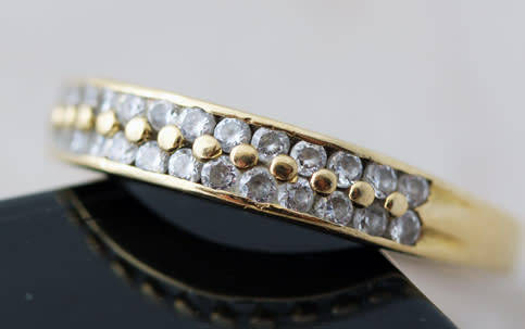 VINTAGE HALF ETERNITY 9CT YELLOW GOLD RING. VERY LARGE RING SIZE Z/half